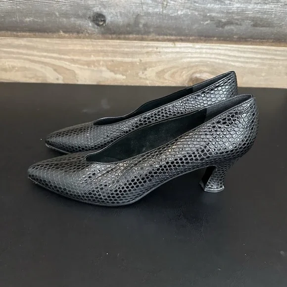 Vtg Stuart Weitzman Black Snakeskin Heel Pointed Toe Pumps Heels 8.5 B Designer - Picture 2 of 11